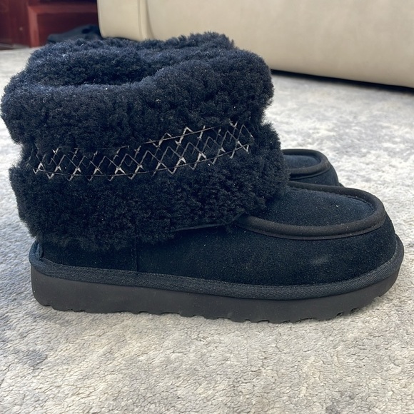 New UGG Mini Braid Boot Short Sheepskin Fur Black 1148930 Sz 5 - Picture 9 of 15